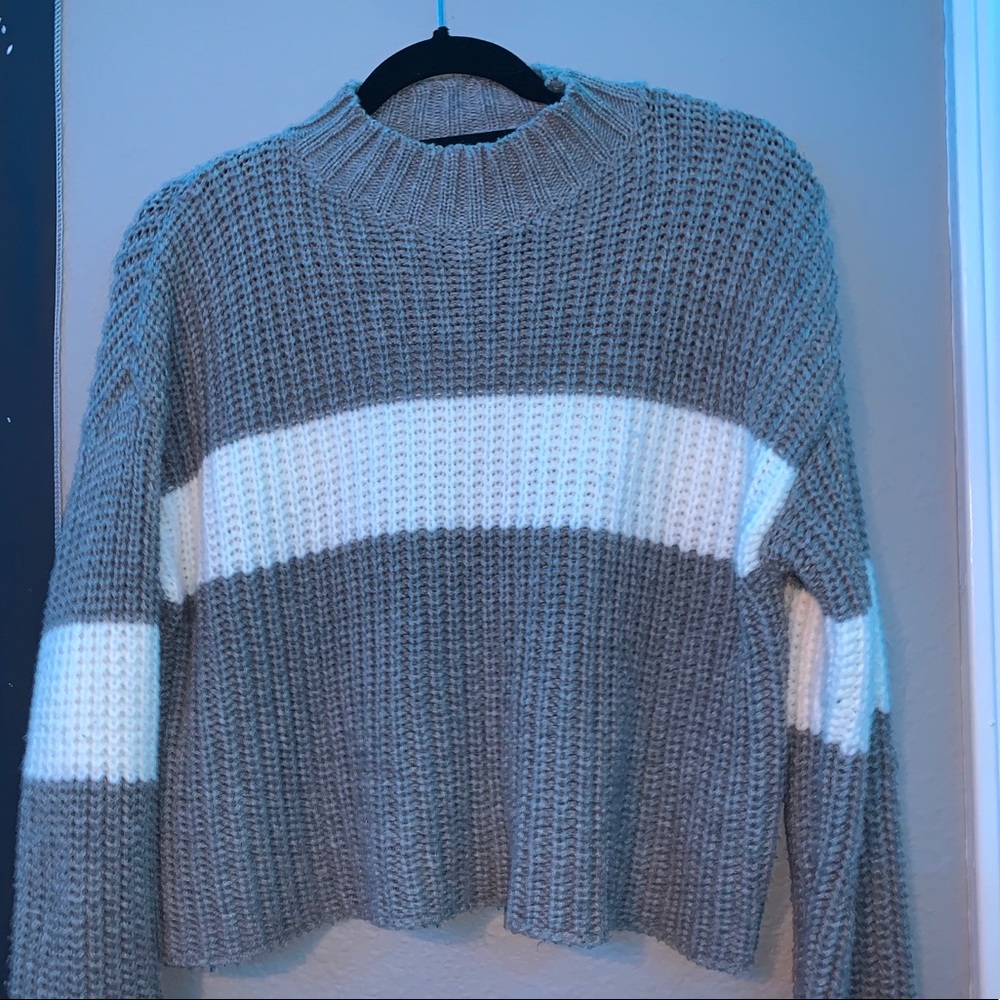 grey/white hollister sweater